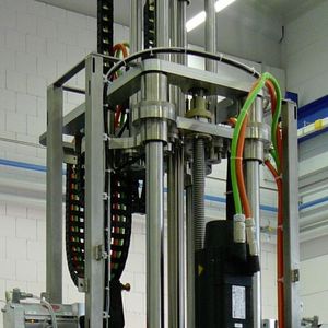 Das Transfersystem besteht aus vier Flanschkugelbuchsen und vier Mittenflanschbuchsen. Der Antrieb für die Hubbewegung übernehmen zwei Kugelgewindespindeln.