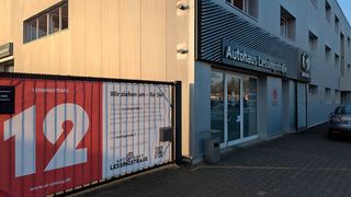 Kurze Zeit nach seinem Umzug in eine nahegelegene andere Immobilie ist das Autohaus Lessingstraße insolvent. Im Bild: der frühere Unternehmensstandort im Frühjahr 2025. (Bild: Rosenow – VCG)