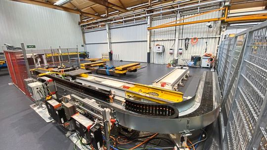 Die siebte Achse mit Drehstation für die flexible Automatisierung von Expert-Tünkers.(Bild:  EXPERT-TÜNKERS)