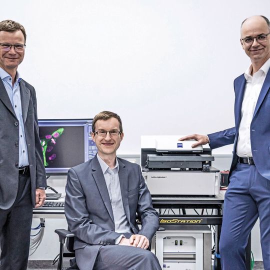 Die drei Zeiss-Entwickler, die mit ihrem Projekt für den Deutschen Zukunftspreis 2022 nominiert wurden (v.l.): Ralf Wolleschensky, Dr. Jörg Siebenmorgen und Dr. Thomas Kalkbrenner. Die drei Zeiss-Entwickler, die mit ihrem Projekt für den Deutschen Zukunftspreis 2022 nominiert wurden (v.l.): Ralf Wolleschensky, Dr. Jörg Siebenmorgen und Dr. Thomas Kalkbrenner.