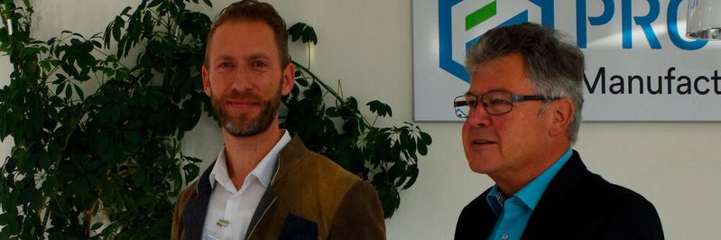 Daniel Cohn, Geschäftsführer von Protolabs Deutschland, (links) mit dem Bürgermeister von Putzbrunn, Edwin Klostermeier, bei der Eröffnung des 3D-Druck-Zentrums.(Bild:  Simone Käfer)