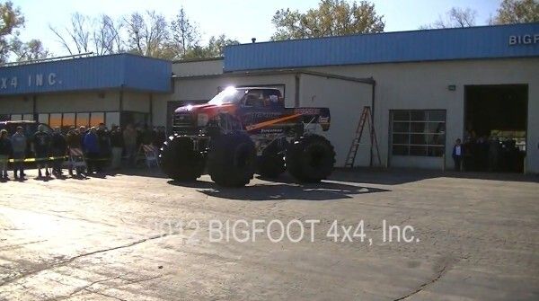Der Bigfoot 20: der weltweit erste Monstertruck mit Elektroantrieb macht mit über 260 kW und 1100 Nm Autos umweltschonend platt (Bild: Bigfoot 4x4 Inc.)