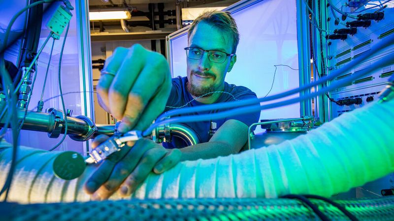 Die technische Ausstattung des Hochleistungsprüfstandes ist bemerkenswert. Als Besonderheit ist der dauerhafte Test von Antriebsleistungen bis zu 150 kW möglich. Es besteht auch die Option, den Prüfstand bis auf 300 kW umzurüsten.  (TU Chemnitz/Jacob Müller)