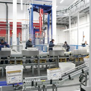 Der Konfektionierbereich wird durch das Witron-System automatisch mit Ware versorgt.