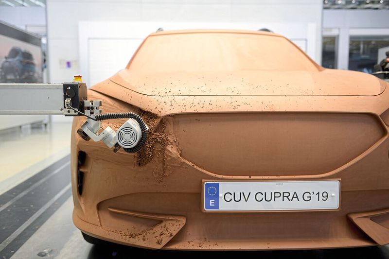 Wie das Auto einmal aussehen soll, probierten die Designer zunächst am Ton-Modell aus. (Bild: Seat)