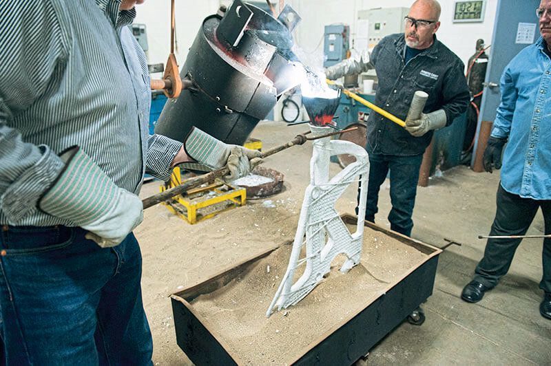 Für das hybride Fertigungsverfahren druckt das verantwortliche Team zunächst ein Kunststoffmodell des Sitzgestells, das dann mit Keramik überzogen wird. Anschließend kann der Kunststoffanteil weggeschmolzen und flüssiges Magnesium in die so entstandene Keramikform gegossen werden.  (Autodesk)