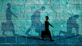 „Shadow Work“ bezeichnet jene unsichtbaren, administrativen Aufgaben, die uns alle außerhalb des eigentlichen Kernaufgabenbereichs die Zeit stehlen – wie das Einreichen von Auslagen, die Reisebuchung oder das mühsame Einholen von Genehmigungen. (Bild: © JEGAS RA - stock.adobe.com)