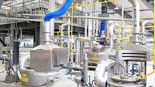 Keiner macht mehr Klebstoff: Befüllungsanlage im neuen Klebstoffwerk von Henkel in Shanghai. (Bild: Henkel/Owen)