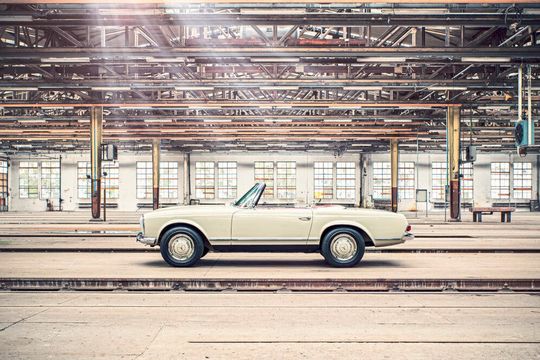 Mehr als ein Oldtimerfoto: Mit Shootingevents, auf denen Kundenfahrzeuge in Szene gesetzt werden, sorgen Autohäuser für Kundenbindung.(Bild:  Bildermeister)