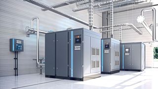 Beispielinstallation mit den neuen, drehzahlgeregelten Kompressoren der Baureihe ZR 160 VSD+ vorne im Bild sowie übergeordneter Steuerung von Atlas Copco an der Wand.  (Bild: Atlas Copco)