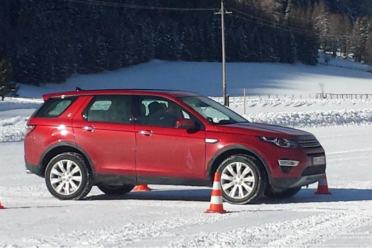 Mit seinem großen, kastigen Bruder Dicovery hat das Kompakt-SUV optisch kaum etwas gemeinsam.  (Foto: Mauritz)