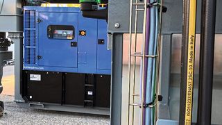 An jedem Schaltschrank ist eine aufmerksamkeitsstarke Signalsäule Kombisign angebracht. Diese zeigt an, wann die Maschine fahrbereit ist. Die rote Lampe leuchtet, wenn ein Parameter nicht in Ordnung ist und Maßnahmen ergriffen werden müssen. (Bild: Werma)