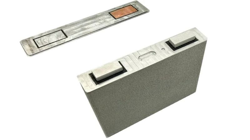 Durch das Kombinieren mehrerer Materialien in einem einzigen Prozess  wird die Fertigungskette vereinfacht, so dass auf traditionelle Verfahren wie Gießen und Stanzen verzichtet werden kann. Das rationalisiert nicht nur die Produktion, sondern verringert auch die Montageanforderungen. Der Prozess eignet sich besonders für die Produktion kleiner Losgrößen und ermöglicht es Zellentwicklern, ihre Entwürfe in frühen Entwicklungsphasen schnell anzupassen, ohne in neue Werkzeuge investieren zu müssen.  (Bild: Fraunhofer IGCV)