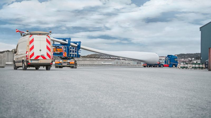 Impressionen vom Transport eines Windkraftrotors auf kurvigem Terrain ... (Bild: TII Scheuerle)