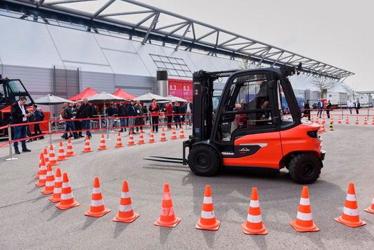Mit einem deutlichen Besucherzuwachs im Vergleich zum Vorjahr schloss die Logimat 2023 gestern wieder ihre Tore. Während der drei Messetage kamen insgesamt 62.343 Fachbesucher (+25 Prozent), um zumeist konkrete Projekte zu besprechen. Die Internationalität stieg ebenso. Mit einem deutlichen Besucherzuwachs im Vergleich zum Vorjahr schloss die Logimat 2023 gestern wieder ihre Tore. Während der drei Messetage kamen insgesamt 62.343 Fachbesucher (+25 Prozent), um zumeist konkrete Projekte zu besprechen. Die Internationalität stieg ebenso.