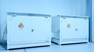 Saubere Prozesse in sauberen Räumen: Sorgsamer Umgang mit gefährlichen und sensiblen Gütern und klare Beschriftungen sind wichtig. (Bild: Grieshaber Logistik)