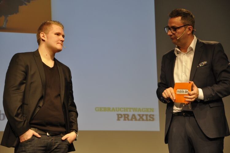 Torsten Wesche (re.) wollte anschließend von Multerer wissen, wie ein Autohaus zielgruppenorientiert Marketing machen kann. (Foto: Richter)