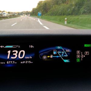 Reichweite? Kein so großes Thema. Zudem ist die Wasserstoff-Limousine komfortabel ausgelegt.(Bild:  Thomas Günnel/»Automobil Industrie«)