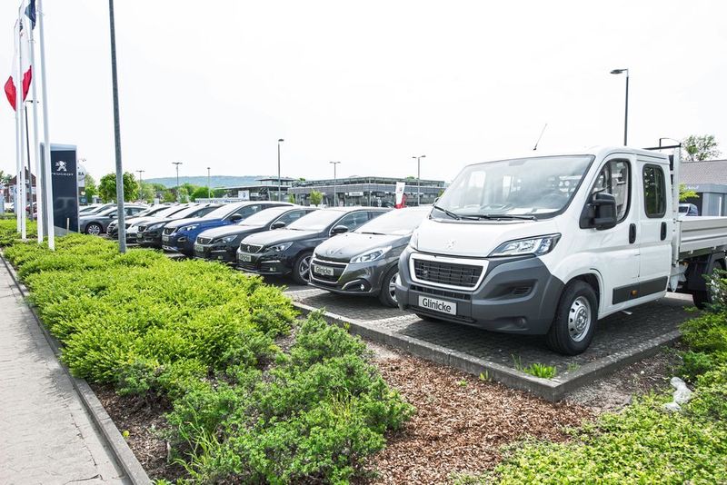 Gut sichtbar von der Straße: Der Außenbereich bietet genügend Platz für weitere Modelle. (Autohaus Glinicke/Kaesler)