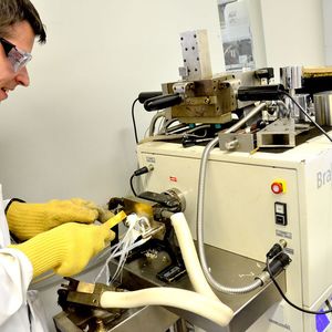 Max Volhard entnimmt der Knetkammer seine mit dem Katalysator vermischte Kunststoffprobe