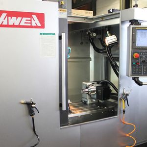 Auf dem Maschinentisch des vertikalen Awea-Fräszentrums AF610 haben neben dem Lehmann CNC-Drehtisch noch ein fest montierter Schraubstock und ein Spannbock Platz.