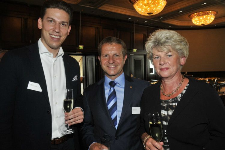 Kamen gerne an die Küste: (v.li.) Stephan Lenz (Fuchs Schmierstoffe) und ZDK-Vorstandsmitglied Thomas Peckruhn mit seiner Frau Manuela. (Foto: Zietz)