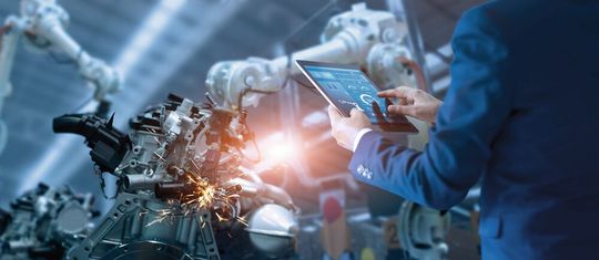 Maschinenbauer setzen vermehrt auf Innovationen, digitale Tools und Industrie 4.0-Technologien wie KI, Robotik und additive Fertigung.(Bild:  ipopba - stock.adobe.com)