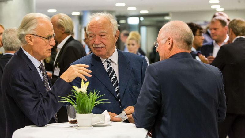 ZDK-Ehrenpräsident Bernhard Enning (Mitte) war ebenfalls angereist. (Stefan Bausewein)