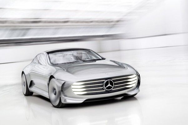 Das Mercedes-Benz Concept IAA (Intelligent Aerodynamic Automobile) ist zwei Autos in einem: Aerodynamik-Weltrekordler mit einem cw-Wert von 0,19 und viertüriges Coupé mit faszinierendem Design. Die Studie, die auf der IAA in Frankfurt ihre Weltpremiere erlebt, schaltet ab einer Geschwindigkeit von 80 km/h automatisch vom Design-Modus in den Aerodynamik-Modus und verändert durch zahlreiche aktive Aerodynamik-Maßnahmen ihre Gestalt. (Bild: Mercedes-Benz)