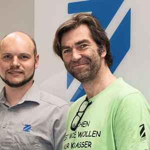 Sören Leinweber (l.) und Michael Neumann im hauseigenen Technikum, wo die Werkzeuge nicht nur abgemustert, sondern auf zwei Spritzgießanlagen mit bis zu 40.000 kN Schließkraft auch Serien produziert werden. 