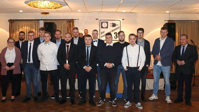 Den frisch ausgelernten Kfz-Mechatronikern aus dem Raum Aurich gratulierte Obermeister Lothar Freese (r.) zur bestandenen Gesellenprüfung. Die Innung des Kraftfahrzeughandwerks für Ostfriesland sprach insgesamt 88 Kfz-Mechatronikerinnen und -mechatroniker frei und erhob sie in Aurich feierlich in den Gesellenstand. (Bild: Kfz-Innung Ostfriesland)