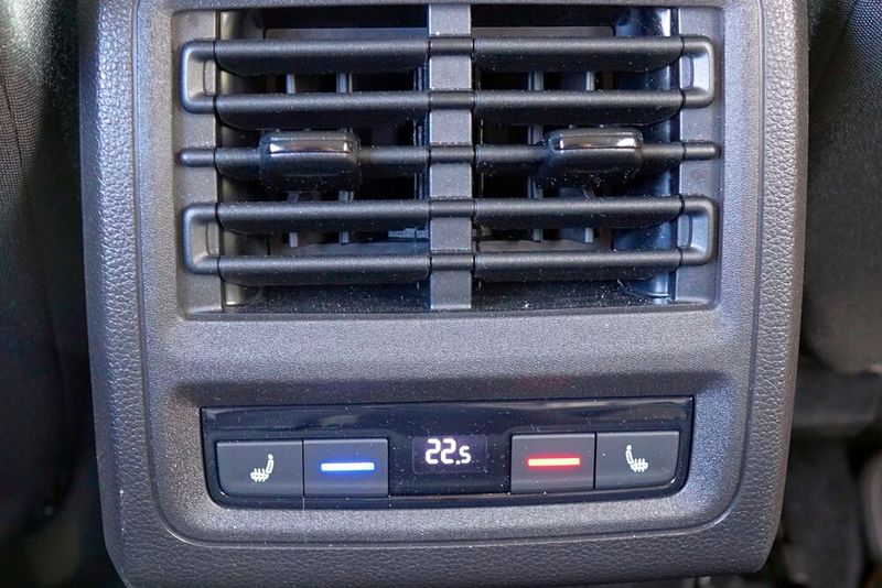 Diese können sich zudem ihr eigenes Klima einstellen und sogar die Sitzheizung aktivieren. (Bild: Rosenow/»kfz-betrieb«)