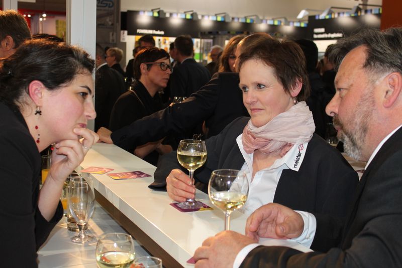 Am Dienstagabend wurde bei der Vogel Business Media am Messe-Stand in Halle 9 traditionell auf eine erfolgreiche Hannover Messe 2014 angestoßen. Gute Gespräche und Live-Musik von der Band „Famos“ sorgten bei den zahlreichen Standpartygästen für eine ausgelassene Stimmung. (Siegl/Vogel Business Media)