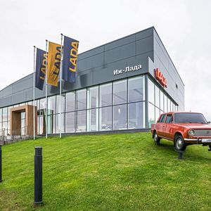Wer in Russland nach einem Lada-Partner sucht, kann die Autohäuer kaum übersehen.(Bild:  Avtovaz)