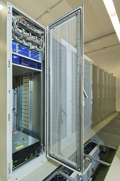 Abbildung 4: Über den Unterboden gelangt die Kaltluft von der Umluft-Klimaanlage durch Gitterrostplatten in die Kaltgänge zu den Rittal-Racks – direkt vor die Server. Die elektronische Versorgung der Racks erfolgt über redundante Stromschienen. (Bild: Rittal)