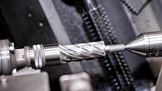 Bild 1: Mit den neu beschichteten Wälzfräsern können 320.000 Lenkritzel statt bisher 80.000 produziert werden. (Bild: Oerlikon Balzers)