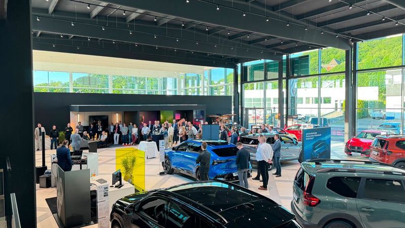 Der neue Renault-Standort in Aachen ist nach der neuen CI gestaltet.(Bild:  Autohaus Bernds)
