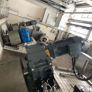 Die Einbausituation nach dem Retrofit: Zwei geschädigte Antriebe (Fremdfabrikat) wurden durch Industriegetriebe und Drehstrom-Asynchronmotoren von SEW-Eurodrive ersetzt.(Bild:  SEW-Eurodrive)