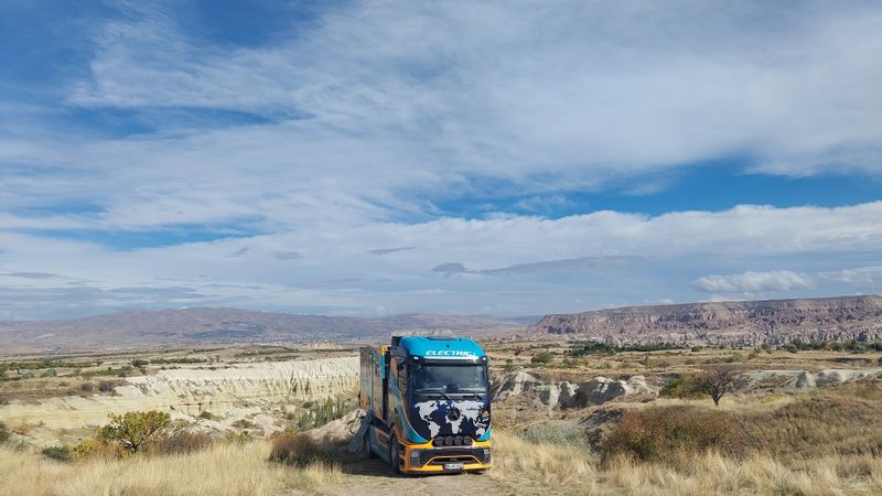 Tobias Wagner hat mit seinem E-Actros-Wohnmobil die erste Etappe seiner Weltreise absolviert.(Bild:  Daimler Truck)