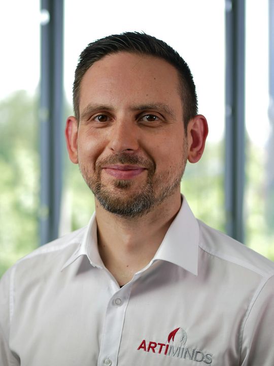 (Projektleiter Katic: "VADER ist ein wichtiger Schritt zur Umsetzung innovativer Produktionstechnologien und zur Stärkung der Wettbewerbsfähigkeit der deutschen Automobilindustrie.“ Bild: ArtiMinds Robotics)