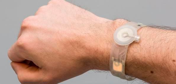 Flexible organische Elektronik lässt sich sehr gut als Armband tragen. Die verbauten OLEDs emittieren Licht in bestimmten Wellenlängen, um bei der Wundheilung zu helfen. Flexible organische Elektronik lässt sich sehr gut als Armband tragen. Die verbauten OLEDs emittieren Licht in bestimmten Wellenlängen, um bei der Wundheilung zu helfen.