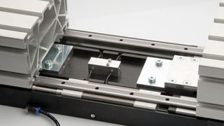 Bild 1: In RK Multiline Safelock Lineareinheiten übernimmt das integrierte Halteelement auch die Notfallbremsfunktion. (Bild: RK Rose + Krieger)