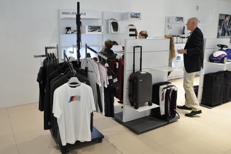 Nicht nur neue Autos: Auch ein Zubehörshop gehört zum Autohaus. (Foto: Wehner)