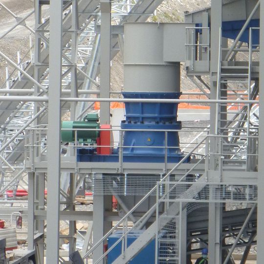 Brecher Kubria F/M 90: Die vorangestellte Bezeichnung „F/M“ zeigt an, dass Brecher dieses Typs für die Fein- und Mittelzerkleinerung, also vornehmlich in der sekundären und tertiären Brechstufe eingesetzt werden.(Bild:  Thyssen Krupp Industrial Solutions)