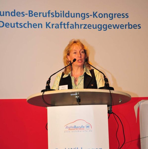 Elke Benner, Leiterin der Division Automotive bei Adolf Würth, ehrte in ihrer Laudatio die beste Zusammenarbeit zwischen einer Innung und einer Berufsschule. (Archiv: Vogel Business Media)