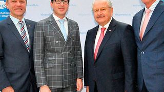 Hoher Besuch bei der ZDK-Bundestagung 2015: (v. li.) Bundesinnungsmeister Wilhelm Hülsdonk, Verkehrsminister Alexander Dobrindt, ZDK-Präsident Jürgen Karpinski und Vizepräsident Ulrich Fromme. (Foto: Zietz)