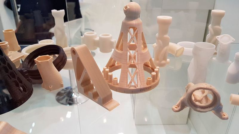 Apium präsentierte FDM-Drucker für PEEK-Materialien, Hochleistungspolymere und ein neu entwickeltes Filament aus 80 % Metall. (D.Quitter/konstruktionspraxis)