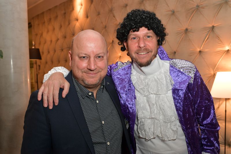 Ein Traum geht für Frank Gerich, Seagate, in Erfüllung, denn Prince alias Christian Pirch, Cyberpower, steht neben ihm.  (Hannes Magerstaedt)