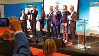 Die Sieger der „Global Awards“ 2019 auf der „Coil Winding, Electric Motor & Transformer Manufacturing Exhibition“. Gleich drei Preise räumte das Startup Volabo ab, Geschäftsführer Adrian Patzak (2.v.l.) und Lena Honsberg, Marketing Volabo, nahmen die Preise in Berlin entgegen. (Thomas Günnel/»Automobil Industrie«)