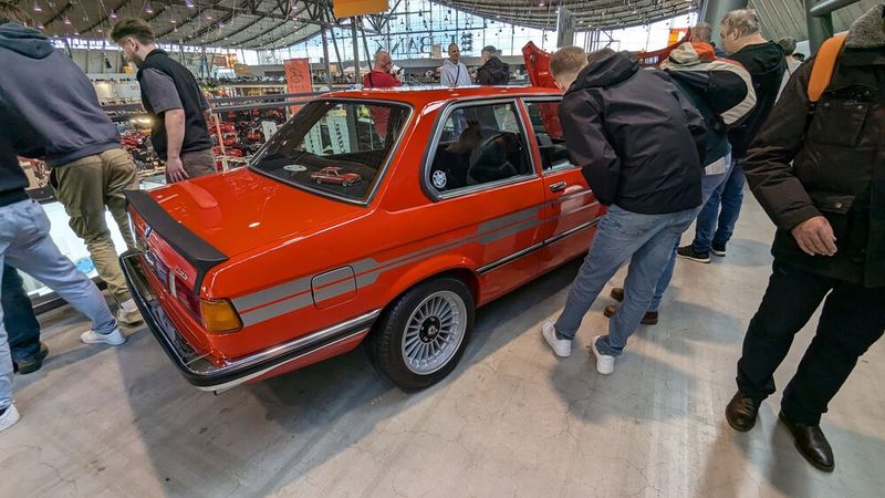 Immer gut umringt, und nicht nur aufgrund des 50-jährigen Jubliäums in diesem Jahr, sind Fahrzeuge des Typs E21 von BMW. Speziell wenn es sich um getunte Exemplare wie diesen Alpina 323i handelt. Für 52.000 Euro (VB) trennte sich der Besitzer dieses Wagens von seinem Liebling. (Bild: Dominsky – VCG)